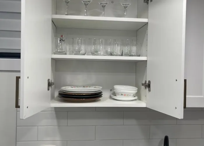 Stylish 2 Bedroom Suite In Sw Edmonton Close To Windermere And Edmonton International Airport